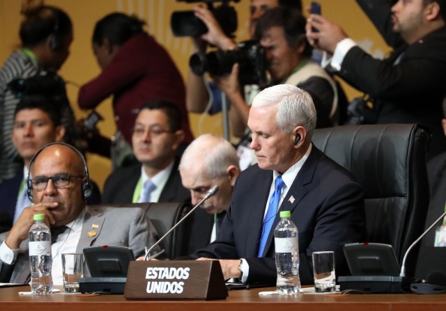 El vicepresidente de los Estados Unidos, Mike Pence, participa en la sesión plenaria de la VIII Cumbre de las Américas hoy, sábado 14 de abril de 2018, en el Centro de Convenciones de Lima (Perú). EFE/Miguel Gutiérrez
