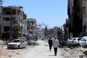 Miles de personas huyen de los bombardeos del régimen en el sur de Siria