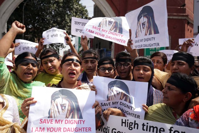 Mujeres sostienen pancartas en las que se puede leer "salva mi dignidad, soy tu hija" durante una protesta en contra de las violaciones y casos de violencia contra mujeres en Amritsar | FOTO:EFE/ Raminder Pal Singh