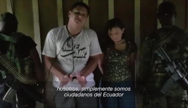 Captura del video cedido por la Secretaría de Comunicación de Ecuador (Secom) que muestra a los dos secuestrados ecuatorianos en la zona fronteriza con Colombia. El ministro ecuatoriano del Interior, César Navas, confirmó hoy, martes 17 de abril de 2018, el secuestro de dos ciudadanos, un hombre y una mujer aún sin identificar, en la zona fronteriza con Colombia donde fueron secuestrados y asesinados tres periodistas la semana pasada. En una rueda de prensa, Navas presentó el vídeo de la pareja que piden al presidente del país, Lenín Moreno, que ayude en su liberación EFE/Secom/SOLO USO EDITORIAL/MEJOR CALIDAD DISPONIBLE