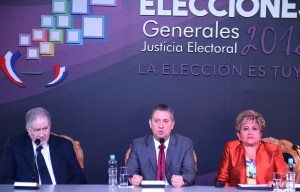 Ultiman reparto de materiales electorales a un día de elecciones en Paraguay