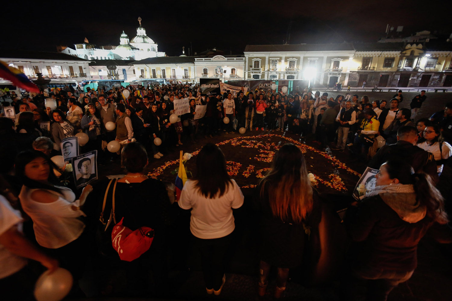 Multitudinarias marchas en Ecuador por la paz y en honor a caídos en frontera