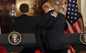 Trump le quitó la caspa del hombro a Macron (FOTOS)