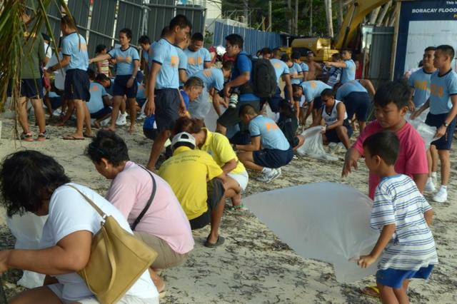 Policías filipinos y voluntarios limpian la basura acumulada en la isla de Boracay, uno de los principales destinos turísticos de Filipinas, después de que cerrase al público por un plazo de seis meses en una polémica decisión del presidente, Rodrigo Duterte, en Boracay (Filipinas), hoy, 26 de abril de 2018. EFE/ Jo Haresh Tanodra