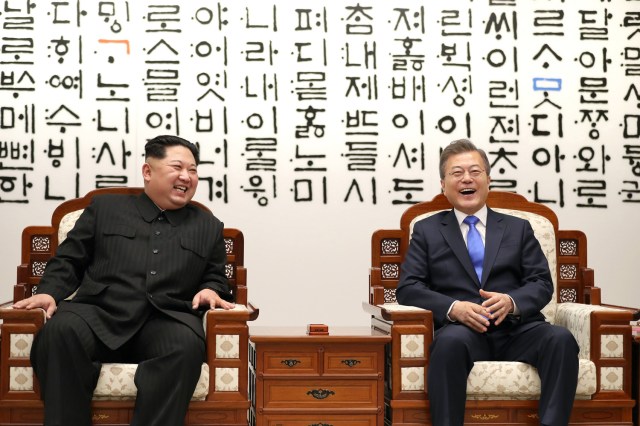 EPA3342. PANMUNJOM (COREA DEL SUR), 27/04/2018.- El líder norcoreano Kim Jong-un (i) y el presidente surcoreano, Moon Jae-in (d), antes del comienzo de la cumbre intercoreana en la llamada Peace House (Casa de la Paz) en la parte surcoreana de la frontera en Panmunjom (Corea del Sur) hoy, 27 de abril de 2018. os líderes de las dos Coreas, Moon Jae-in y Kim Jong-un, hablaron hoy en la primera sesión de su histórica cumbre sobre la posible desnuclearización de Pyongyang y ultiman una declaración conjunta, informó un portavoz de Seúl. EFE/ Yonhap PROHIBIDO SU USO EN COREA DEL SUR