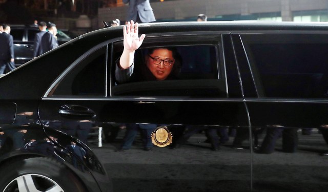 EPA3342. PANMUNJOM (COREA DEL SUR), 27/04/2018.- El líder norcoreano Kim Jong-un saluda a la salida de la reunión mantenida con el presidente surcoreano, Moon Jae-in, en la Peace House, el edificio ubicado en el lado sureño donde se celebra la cumbre, en Panmunjom, el 27 de abril del 2018, con el objetivo de escenificar un acercamiento con el que ambos mandatarios quieren dar el primer paso hacia la reconciliación. EFE/Korea Summit Press POOL