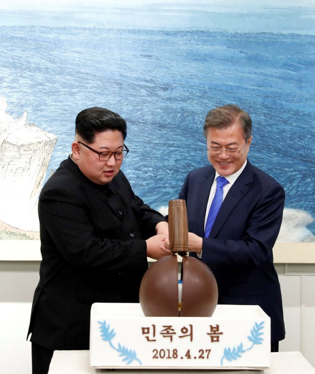 EPA3342. PANMUNJOM (COREA DEL SUR), 27/04/2018.- El líder norcoreano Kim Jong-un (izda) y el presidente surcoreano, Moon Jae-in, abren una bola de chocolate durante la cena de bienvenida celebrada en la Peace House, el edificio ubicado en el lado sureño donde se celebra la cumbre, en Panmunjom, el 27 de abril del 2018, con el objetivo de escenificar un acercamiento con el que ambos mandatarios quieren dar el primer paso hacia la reconciliación. EFE/Korea Summit Press POOL
