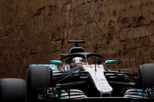Hamilton se aprovecha de un pinchazo de Bottas y se adjudica el Gran Premio de Azerbaiyán