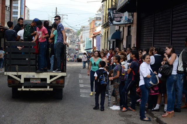 Algunos particulares llegan con sus camiones a las paradas. (Foto/Jorge Castellanos)