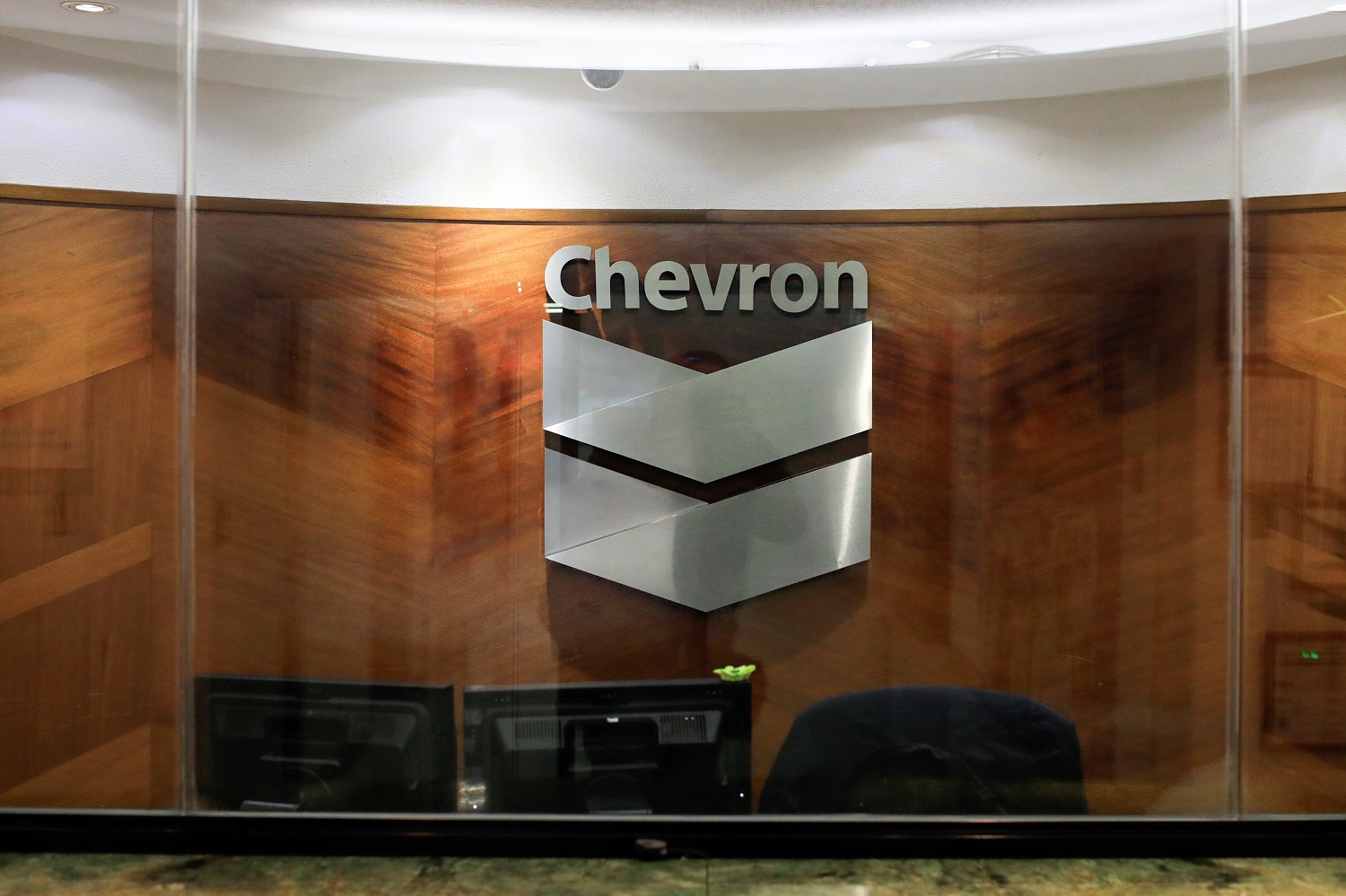 Chevron no puede perforar y transportar petróleo en Venezuela, según funcionario de EEUU