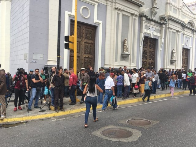 Desde las 8:00 am se concentraron la mayoría de los trabajadores de la prensa en las afueras del Parlamento (Foto extraída de El Pitazo)