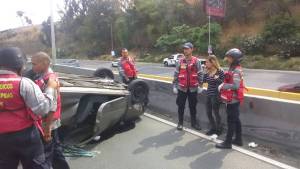 Un vehículo se volcó en la autopista Valle-Coche (Fotos)