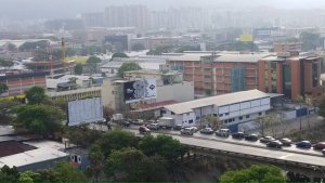 Reportan largas colas en Caracas para comprar baterías reguladas por la Sundde
