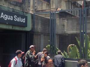 VIDEO: PNB agredió a una mujer en el Metro de Caracas por no llevar guantes