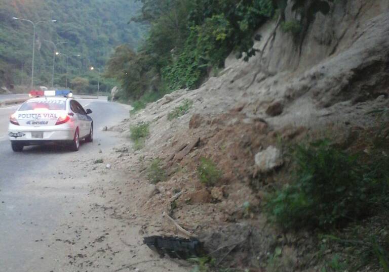 Deslizamiento de tierra en carretera de Puerto Cabello tras sismo (foto) #27Abr