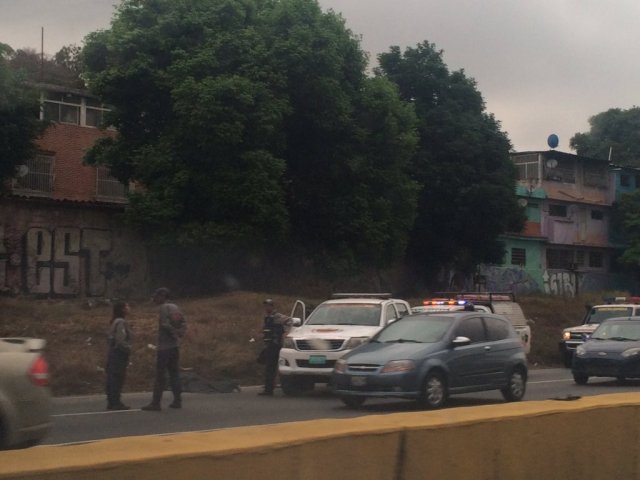 El cadáver fue encontrado con herida de bala en la Autopista Francisco Fajardo (Foto: Veda Everduim @vedaeverduim)