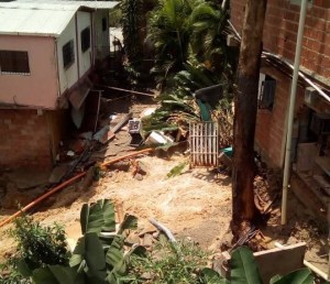 Tubo matriz roto deja 7 casas dañadas y 61 personas afectadas en El Hatillo