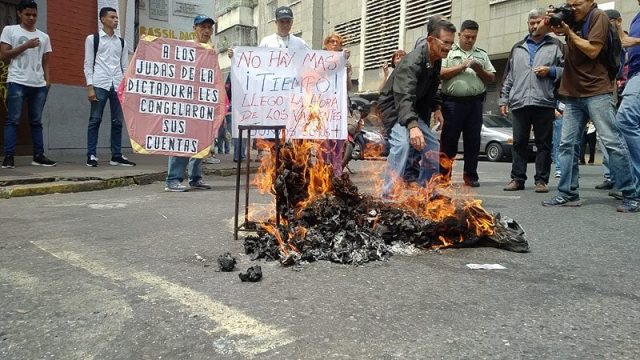 En Caracas quemaron al hambreador Judas Maduro Farías Reverol de Lucena (3)