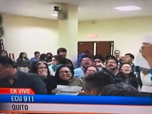 ¡Mentiroso, renuncia!: Gritan los familiares de periodistas a ministro ecuatoriano (Video)