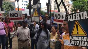 Oposición manifestó a las puertas del hospital J. M. de Los Ríos ante crisis humanitaria (videos)