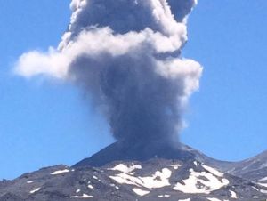 Volcán Chillán en alerta naranja en Chile ante aumento de su actividad