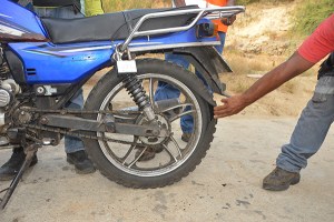 Cauchos injertados, la solución de los mototaxistas ante la escasez de repuestos
