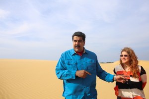 ¿Mensaje subliminal para los caraqueños? Maduro se pasea por Los Médanos de Coro (video)
