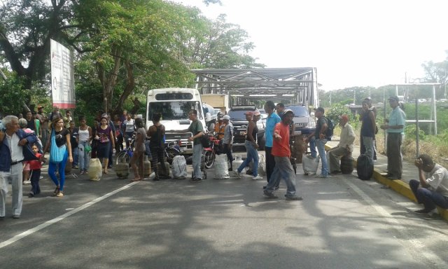Foto: Trancazo en la vía hacia de Ocumare del Tuy por falta de gas doméstico y alimentos  / Elias Ramos 