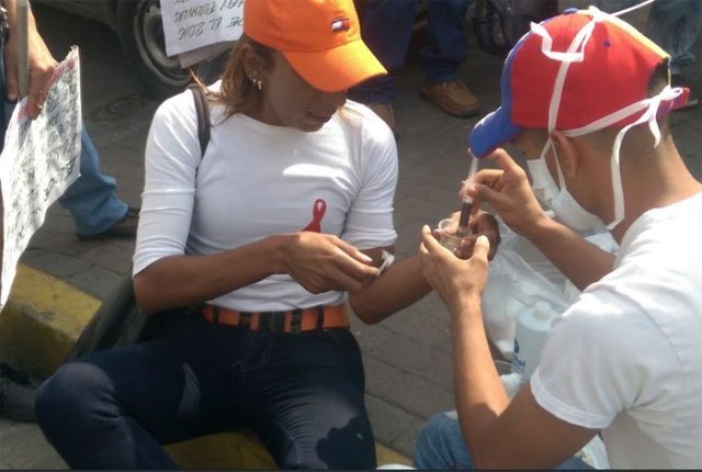 Foto: En Lara, pacientes VIH pintan con sangre pancartas para protestar / El Impulso