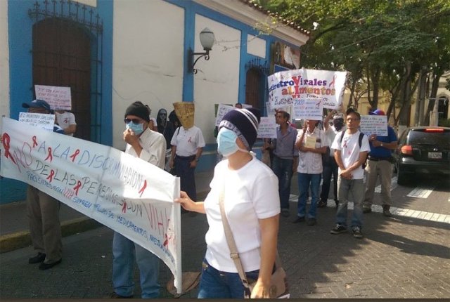 Foto: En Lara, pacientes VIH pintan con sangre pancartas para protestar / El Impulso