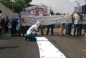 En Lara, pacientes VIH pintan con sangre pancartas para protestar #10Abr (FOTOS)