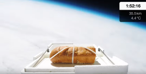 ¿Científico loco u ocioso? Lanzó un pan con ajo al espacio y luego se lo comió (video)