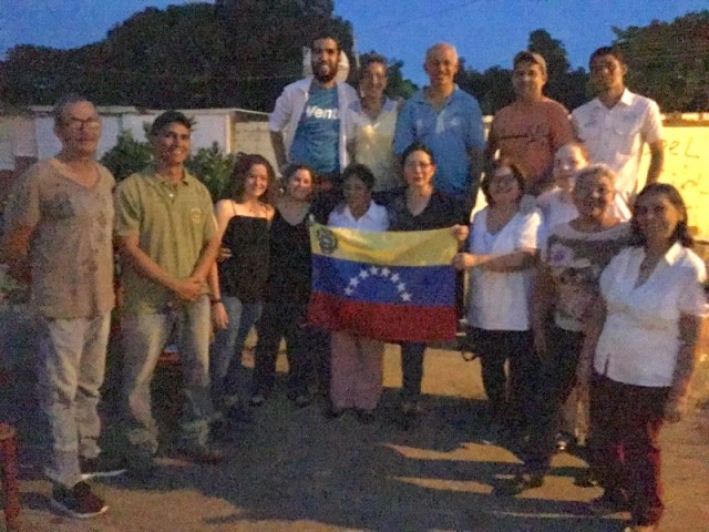 Foto: Pedro Antonio De Mendonca, coordinador estadal de Vente Venezuela en el estado Guárico junto a la comunidad / Prensa