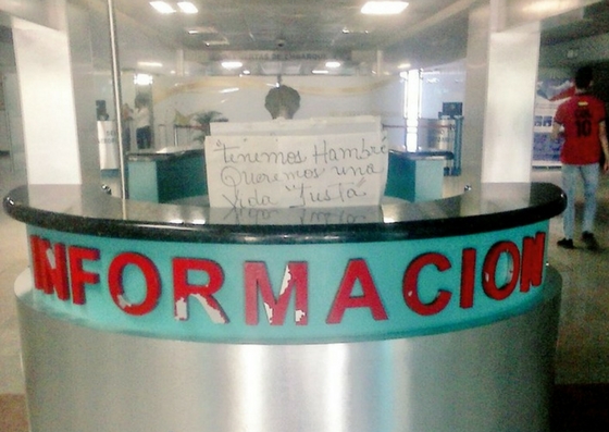 Foto: El aviso en la punto de información en el aeropuerto de Porlamar / Cortesía