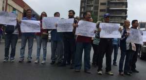 ¡Falta todo! Vecinos de Los Teques protestan por la escasez de agua, alimentos, gas doméstico y transporte público #27Abr (fotos)