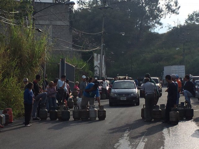 Foto: Protesta en Los Teques por falta de gas doméstico / LaPatilla.com