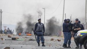 Un muerto y 23 detenidos por fuertes protestas en el noroeste de Sudáfrica