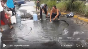 La patria nueva: Familias de Caricuao se surten de agua en un botadero de la calle (Video)