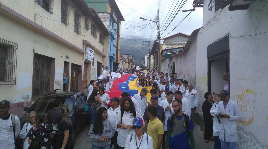 Marcha de las batas blancas en Mérida: Médicos exigieron un salario digno #2Abr (FOTOS)