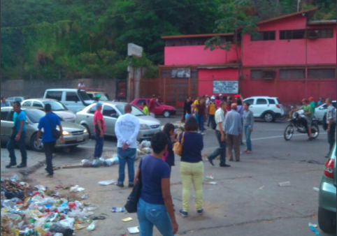 La salida de Palo Verde hacia la avenida Francisco de Miranda a la altura de la antigua redoma de Petare también se encuentra trancada por los manifestantes (Foto extraída de las redes sociales)