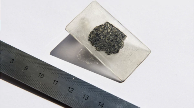 Un pequeño extracto del meteorito que cayó a la Tierra hace diez años Foto: (Hillary Sanctuary - AP