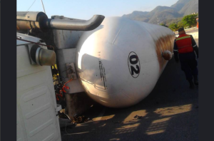 Murió conductor de gandola de Pdvsa Gas que se volcó  en la vía a Guarenas