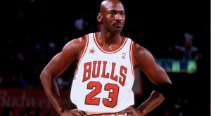 El día que Michael Jordan dejó su retiro para humillar a un novato en una práctica (Video)