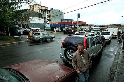 Cientos de conductores durmieron en sus carros para echar gasolina en Táchira