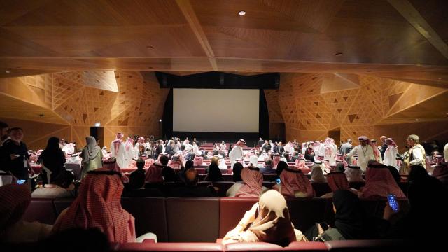 RID01. RIAD (ARABIA SAUDÍ), 18/04/2018.- Cientos de invitados asisten a la inauguración del primer cine público de Arabia Saudí hoy, miércoles 18 de abril de 2018, en el centro financiero Rey Abdalá en Riad (Arabia Saudí). Después de más de tres décadas de estricta prohibición, la primera sala de cine abrió hoy sus puertas en Arabia Saudí, en el marco de las reformas de las que está siendo testigo el reino ultraconservador, aunque el público todavía tendrá que esperar para ver una película en la gran pantalla. Tras la inauguración oficial, se proyectó, solo para los invitados, la película "Black Panther", la última cinta de superhéroes de Marvel y Disney que se estrenó hace dos meses en EE.UU., un éxito mundial que el público saudí no podrá ver hasta dentro de una semana, según el Ministerio de Cultura e Información. EFE//MAJED AL-MALKI