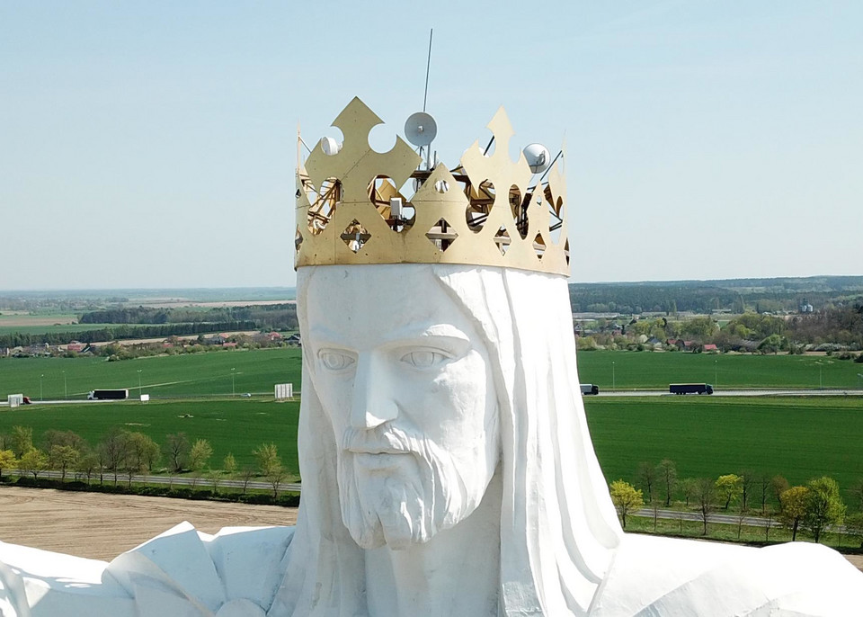 El Cristo más alto del mundo tiene unas antenas en la cabeza y nadie sabe por qué (fotos y video)