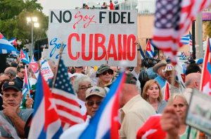 Cubanos en Miami ven sin entusiasmo “la pantomima” de cambio de mando en La Habana