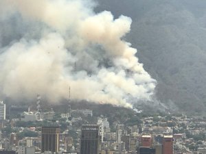 Reportan fuerte incendio en El Ávila #28Abr (fotos)