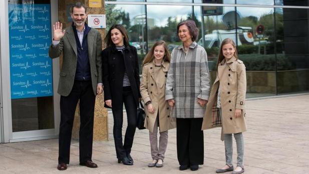 Los Reyes junto a la Reina Sofía y sus nietas en la puerta del hospital donde ha sido operado Don Juan Carlos - EFE