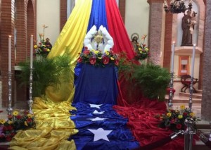 Banderas de Venezuela decoran los altares durante la jornada de oración por el país (fotos)